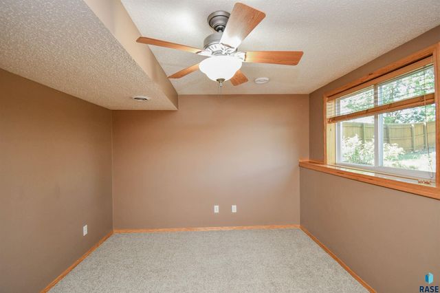 6115 S Aaron Ave Avenue, Sioux Falls, SD 57106