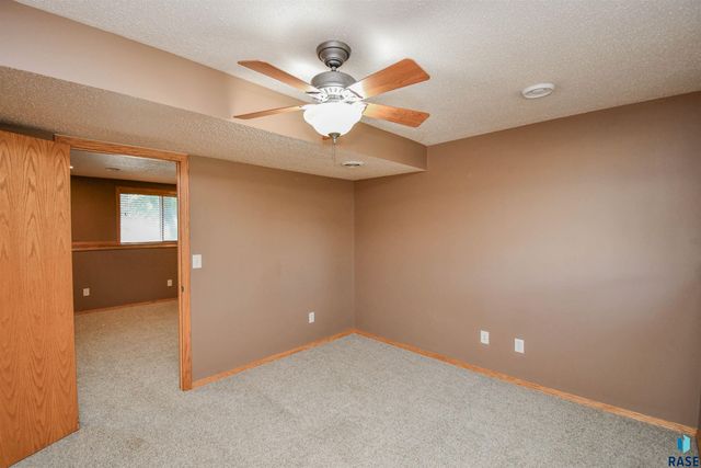 6115 S Aaron Ave Avenue, Sioux Falls, SD 57106