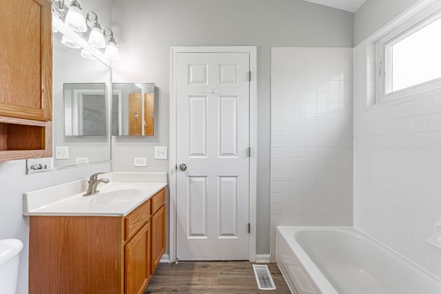 6307 Dunroven Lakes Road, Carpentersville, IL 60110