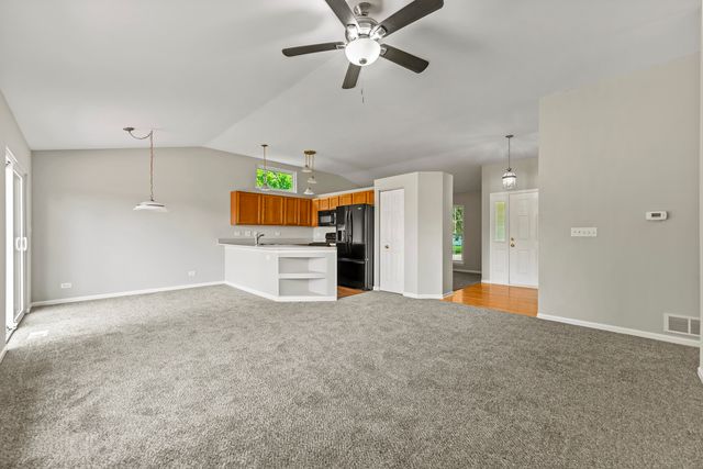 6307 Dunroven Lakes Road, Carpentersville, IL 60110