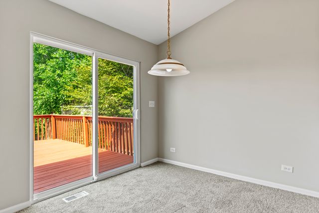 6307 Dunroven Lakes Road, Carpentersville, IL 60110