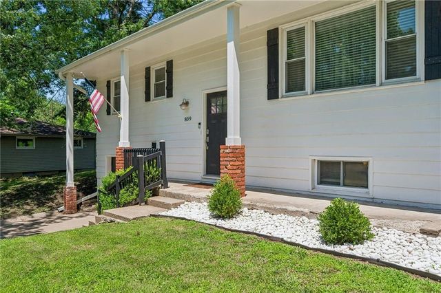 809 Lindenwood Lane, Liberty, MO 64068