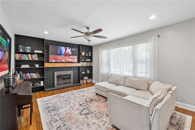 809 Lindenwood Lane, Liberty, MO 64068