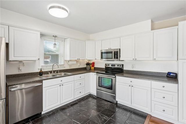 809 Lindenwood Lane, Liberty, MO 64068