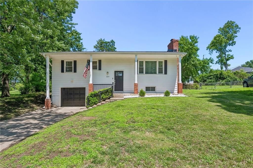809 Lindenwood Lane, Liberty, MO 64068