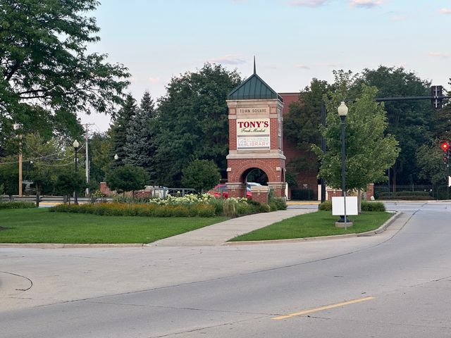 220 S Roselle Road 321, Schaumburg, IL 60193