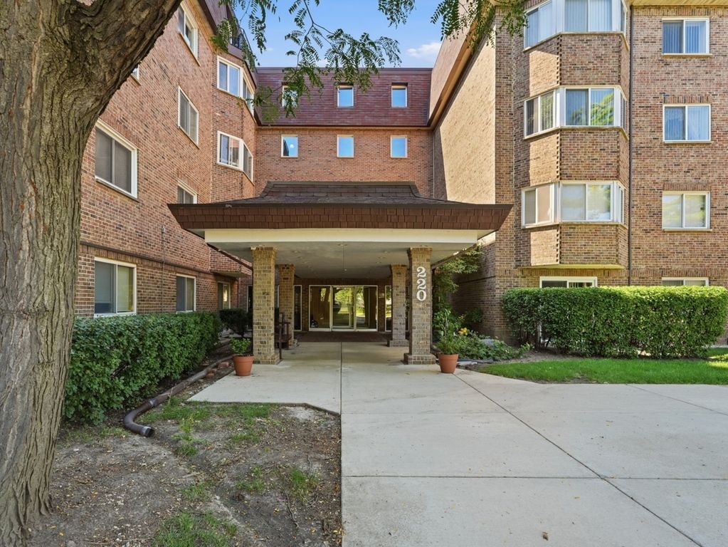 220 S Roselle Road 321, Schaumburg, IL 60193