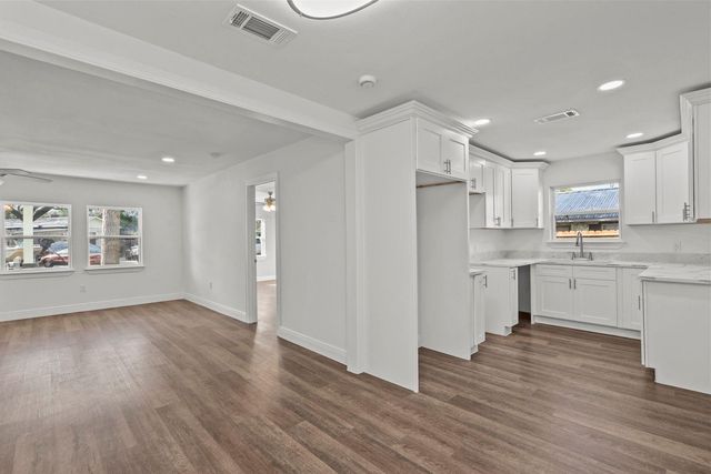 7009 Oleander Drive, Hitchcock, TX 77563