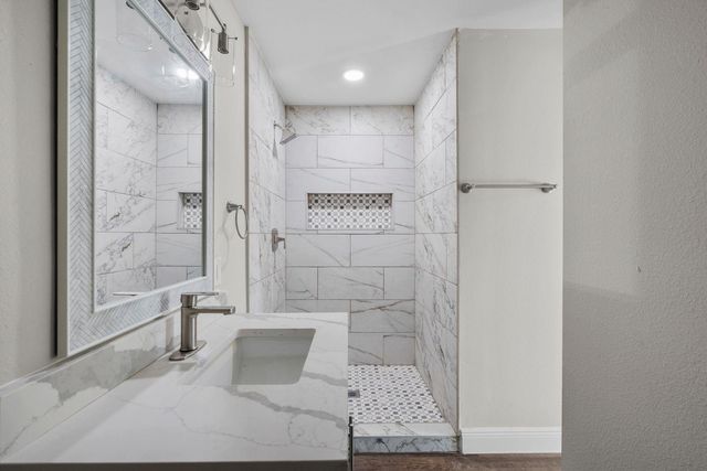 7009 Oleander Drive, Hitchcock, TX 77563