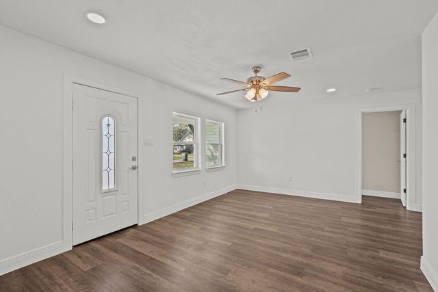 7009 Oleander Drive, Hitchcock, TX 77563