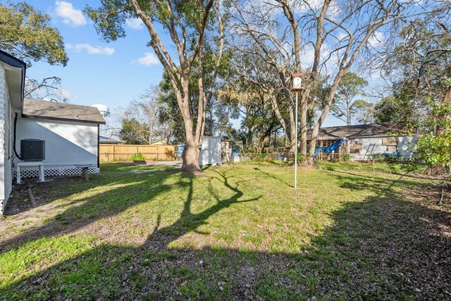 7009 Oleander Drive, Hitchcock, TX 77563