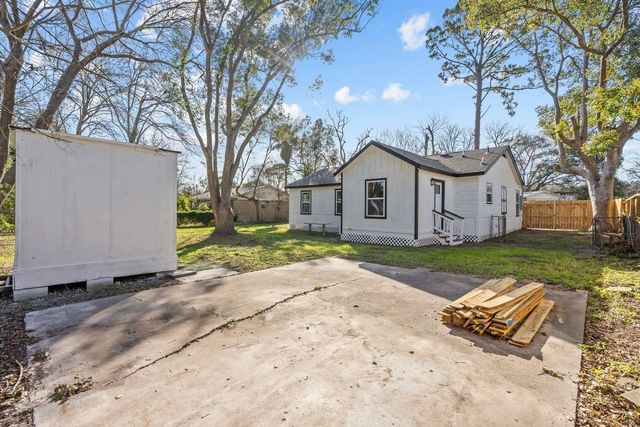 7009 Oleander Drive, Hitchcock, TX 77563