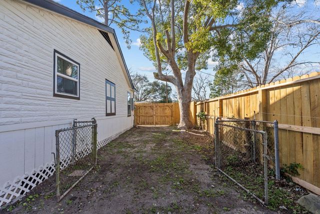 7009 Oleander Drive, Hitchcock, TX 77563