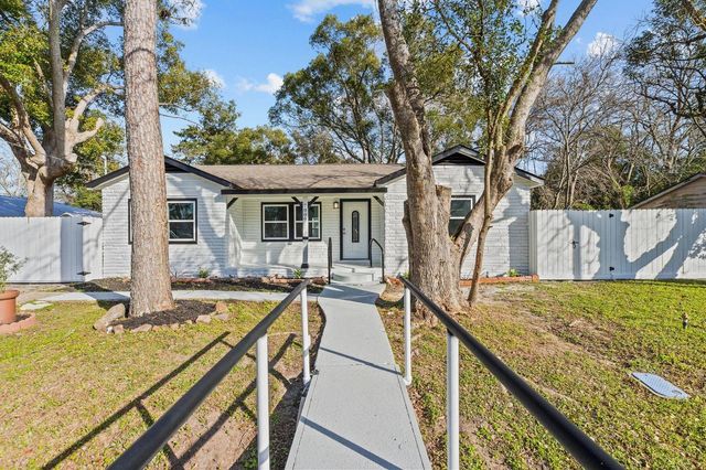 7009 Oleander Drive, Hitchcock, TX 77563