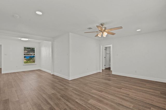 7009 Oleander Drive, Hitchcock, TX 77563