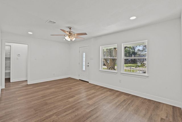 7009 Oleander Drive, Hitchcock, TX 77563