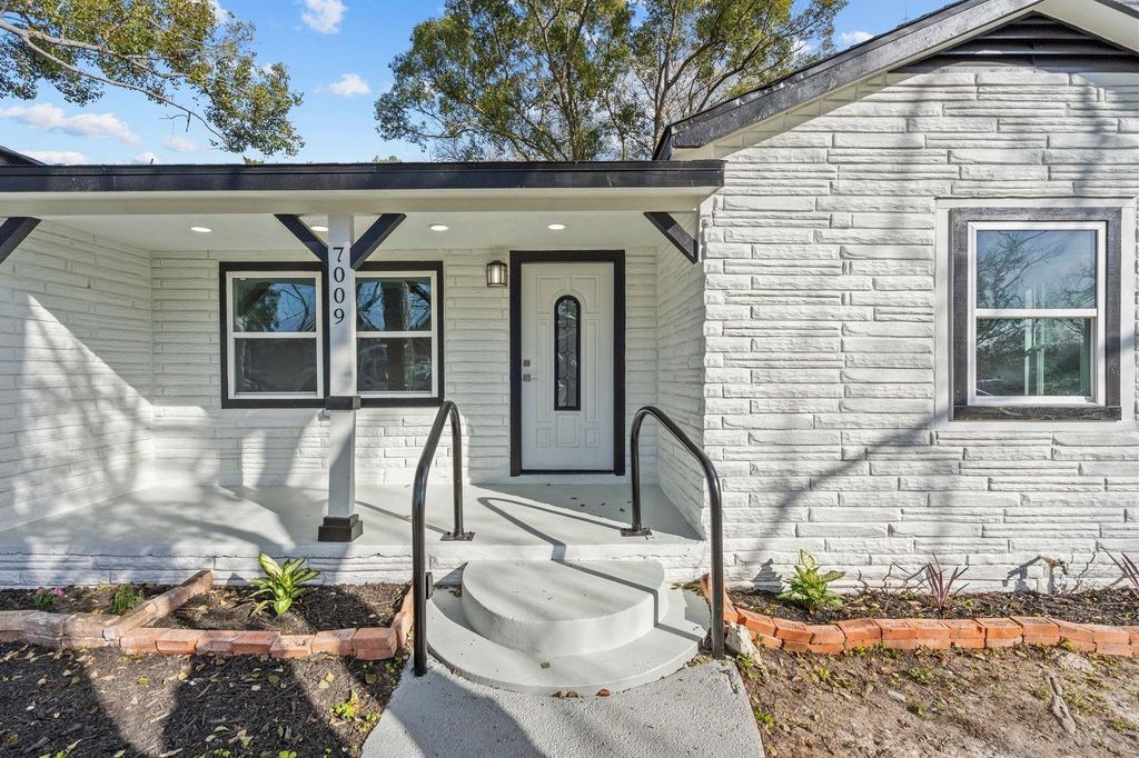 7009 Oleander Drive, Hitchcock, TX 77563