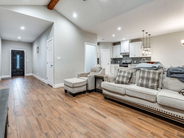 908 E Decatur Street, Ennis, TX 75119