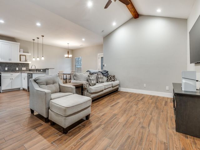 908 E Decatur Street, Ennis, TX 75119