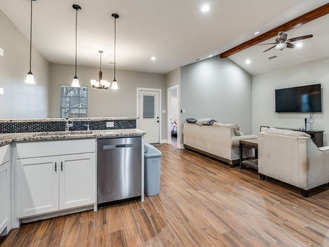 908 E Decatur Street, Ennis, TX 75119