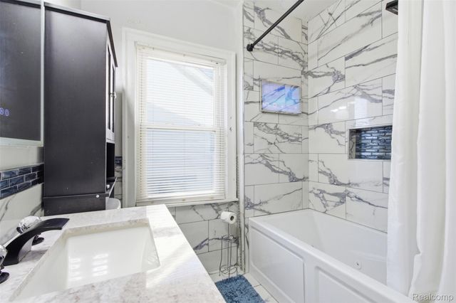 12590 Wilshire Drive, Detroit, MI 48213