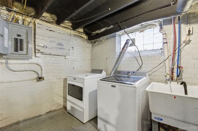 12590 Wilshire Drive, Detroit, MI 48213