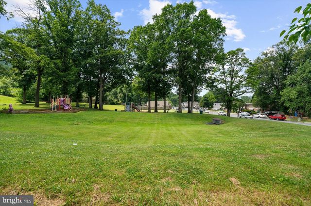 825 WOODCHUCK LN, Reading, PA 19606
