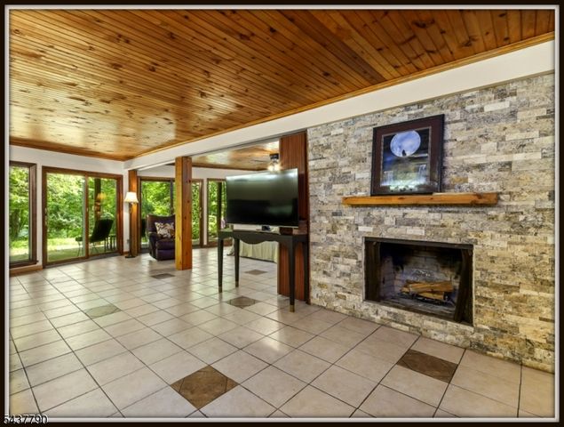 118 Ridge Rd, Hampton Twp., NJ 07860