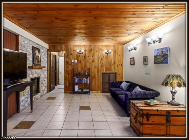 118 Ridge Rd, Hampton Twp., NJ 07860
