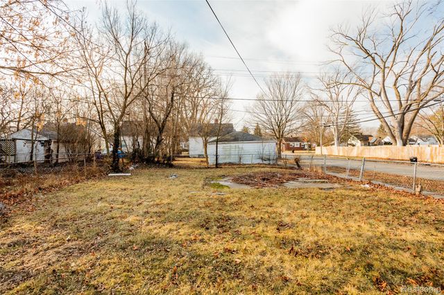 19100 Kingsville Street, Harper Woods, MI 48225