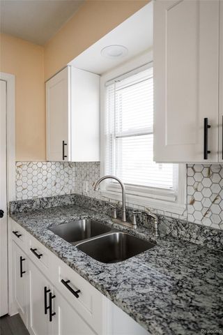 19100 Kingsville Street, Harper Woods, MI 48225