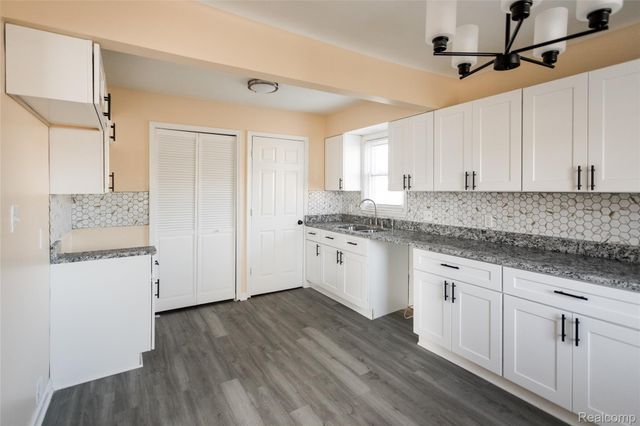 19100 Kingsville Street, Harper Woods, MI 48225