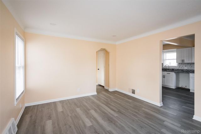 19100 Kingsville Street, Harper Woods, MI 48225