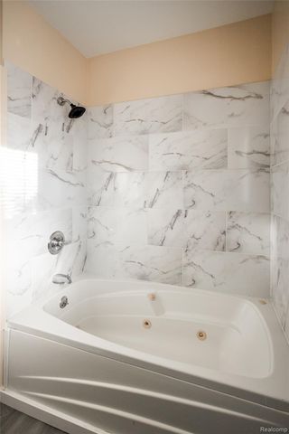 19100 Kingsville Street, Harper Woods, MI 48225