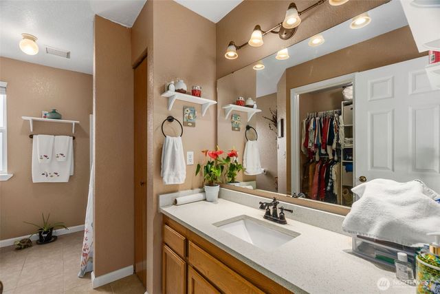 5601 Thornbury Drive SE, Lacey, WA 98513