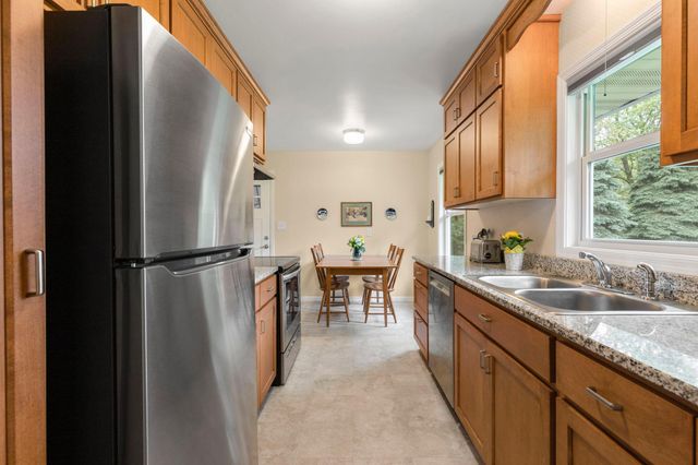 942 7th Avenue E, Shakopee, MN 55379