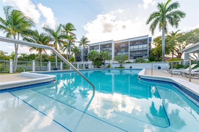 545 SE 12th St 305, Dania Beach, FL 33004