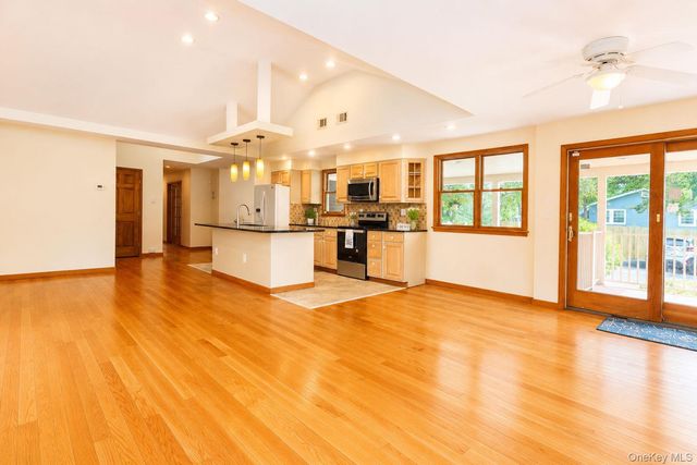 8 Oak Drive, New Windsor, NY 12553