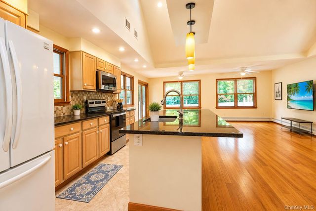 8 Oak Drive, New Windsor, NY 12553