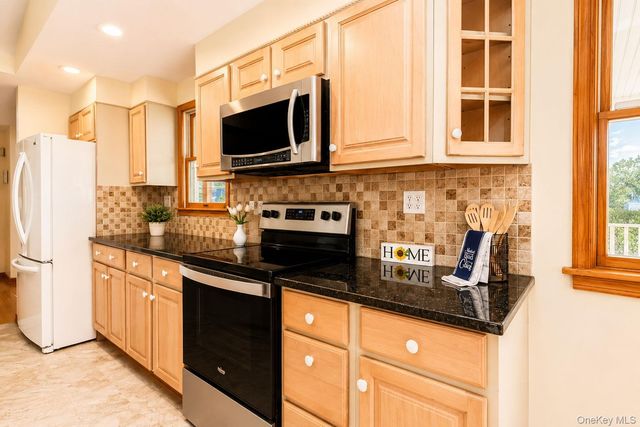8 Oak Drive, New Windsor, NY 12553