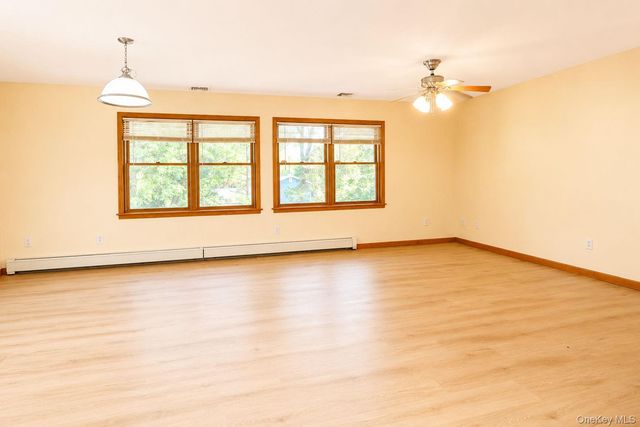 8 Oak Drive, New Windsor, NY 12553