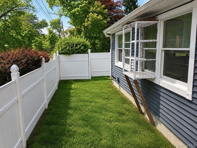 8 Oak Drive, New Windsor, NY 12553