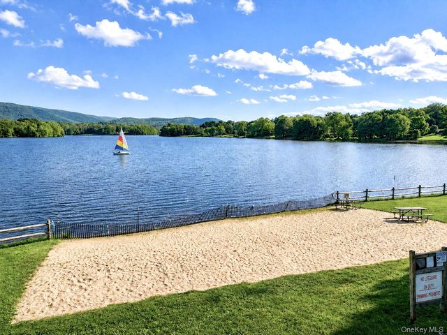 8 Oak Drive, New Windsor, NY 12553