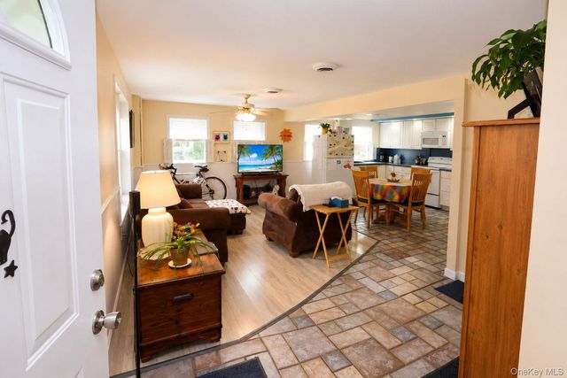 8 Oak Drive, New Windsor, NY 12553