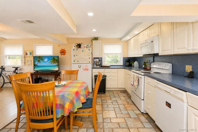 8 Oak Drive, New Windsor, NY 12553