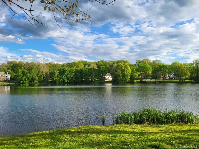 8 Oak Drive, New Windsor, NY 12553