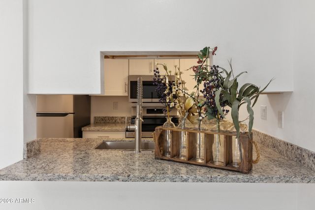 3033 E DEVONSHIRE Avenue 2033, Phoenix, AZ 85016