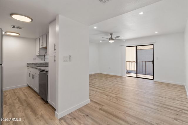 3033 E DEVONSHIRE Avenue 2033, Phoenix, AZ 85016