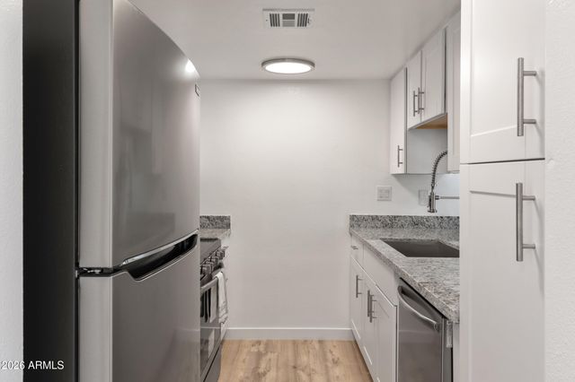 3033 E DEVONSHIRE Avenue 2033, Phoenix, AZ 85016