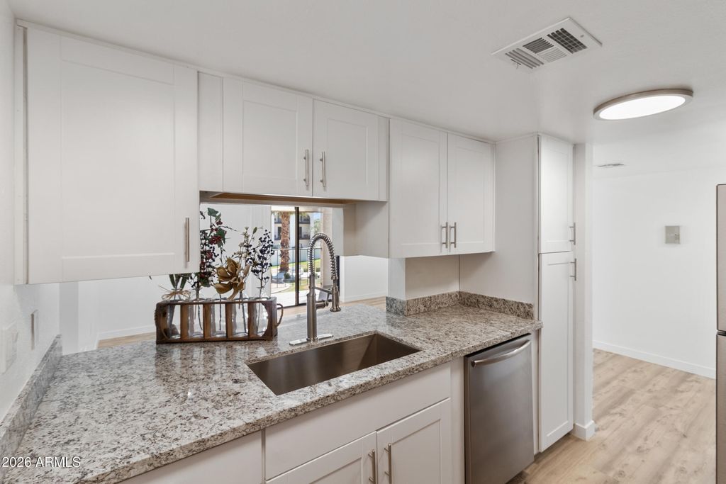 3033 E DEVONSHIRE Avenue 2033, Phoenix, AZ 85016